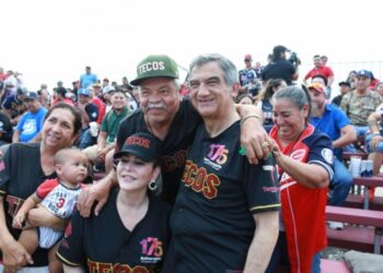 Lanza Américo primera bola en partido de la Liga Mexicana de Beisbol
