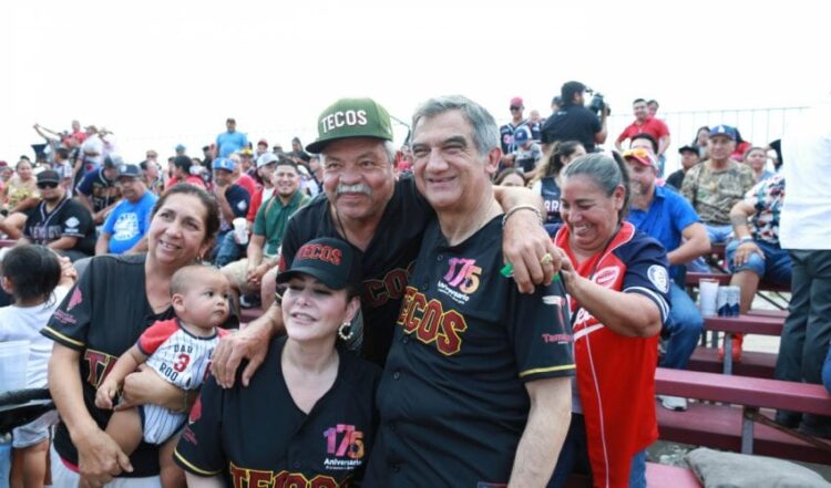 Lanza Américo primera bola en partido de la Liga Mexicana de Beisbol