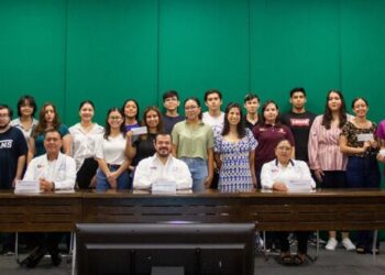 Entrega el rector becas a estudiantes hijos de docentes de la UAT