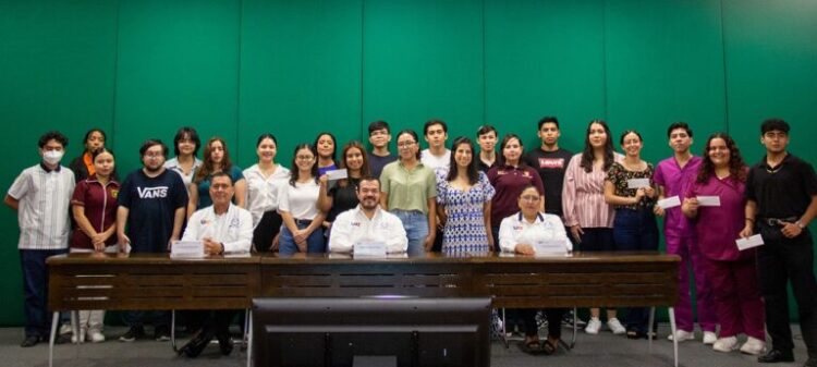 Entrega el rector becas a estudiantes hijos de docentes de la UAT