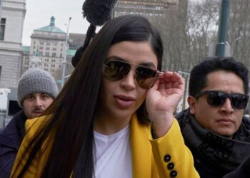 Sale de prisión Emma Coronel; sigue bajo proceso