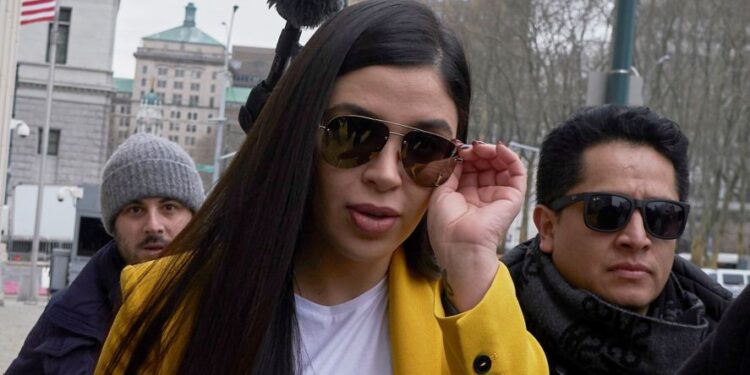 Sale de prisión Emma Coronel; sigue bajo proceso
