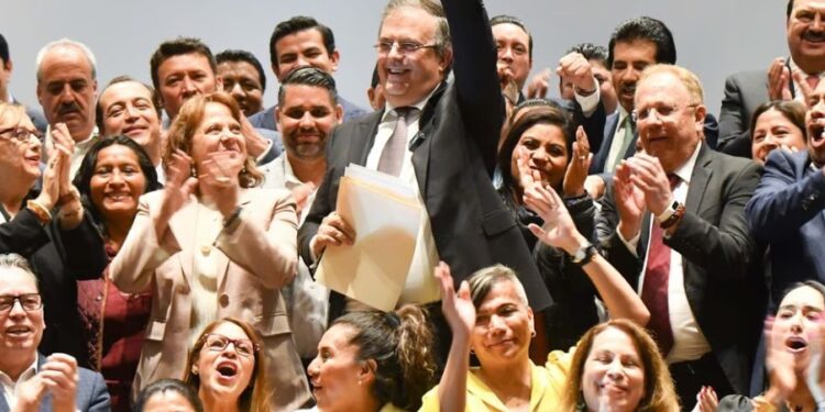 Ebrard agita con su renuncia la sucesión presidencial en Morena