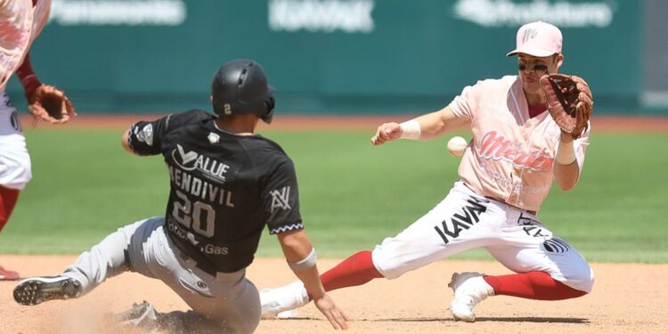 Pelea Campal entre Diablos Rojos y Mariachis Interrumpe