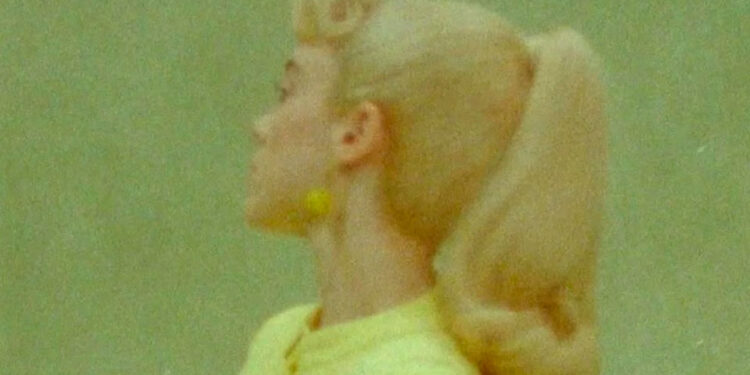 Billie Eilish se transforma en una Barbie para su próximo videoclip