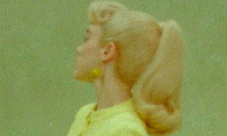 Billie Eilish se transforma en una Barbie para su próximo videoclip