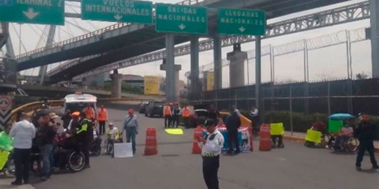 Protesta Genera Caos Vial: Acceso a la Terminal 1 del AICM Obstruido