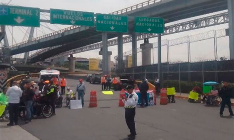 Protesta Genera Caos Vial: Acceso a la Terminal 1 del AICM Obstruido