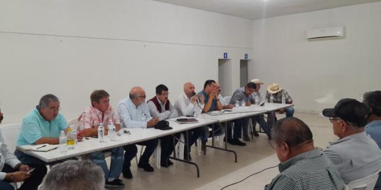 Secretario de Recursos Hidráulicos se Compromete a Defender Derechos de Agua del Distrito de Riego 026
