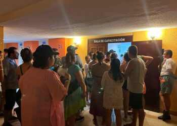 Turistas bloquean carretera por problemas en hotel