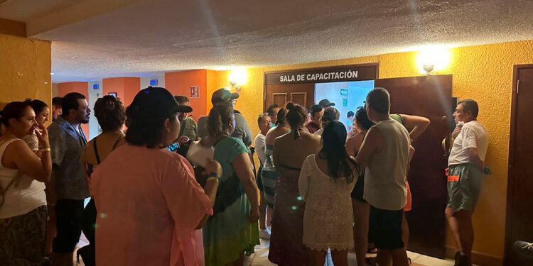 Turistas bloquean carretera por problemas en hotel
