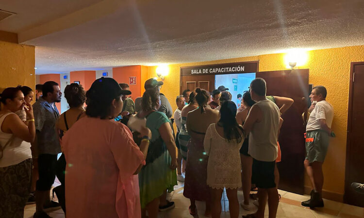 Turistas bloquean carretera por problemas en hotel