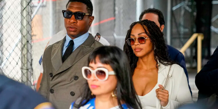 Postergan juicio de actor Jonathan Majors