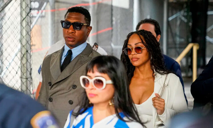 Postergan juicio de actor Jonathan Majors