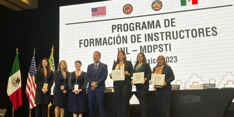 Embajador de EE.UU. aplaude a la guardia estatal de género de México por su profesionalismo