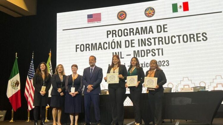 Embajador de EE.UU. aplaude a la guardia estatal de género de México por su profesionalismo