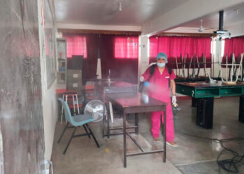 Héroes de la limpieza: Mesil y Jorge ‘Tico’ García regalan aulas más limpias para un regreso seguro a clases»