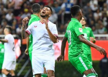 Lesión de ‘Tecatito’ Corona Inquieta al Sevilla FC: Persisten Molestias en el Tobillo