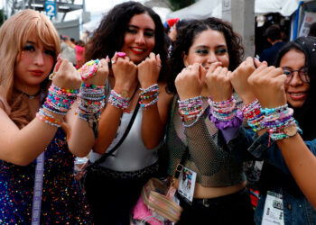 Fans de Taylor Swift intercambian pulseras en concierto en el Foro Sol