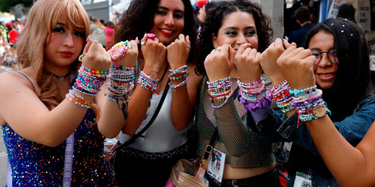Fans de Taylor Swift intercambian pulseras en concierto en el Foro Sol