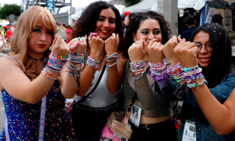 Fans de Taylor Swift intercambian pulseras en concierto en el Foro Sol