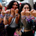 Fans de Taylor Swift intercambian pulseras en concierto en el Foro Sol