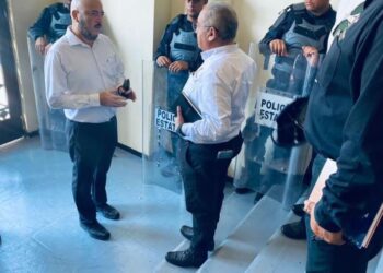 Gobierno asegura la seguridad de maestros en plaza principal