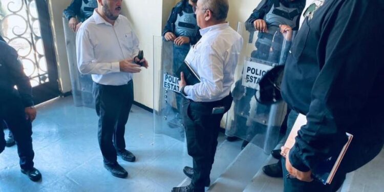 Gobierno asegura la seguridad de maestros en plaza principal