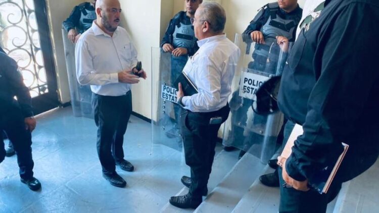 Gobierno asegura la seguridad de maestros en plaza principal