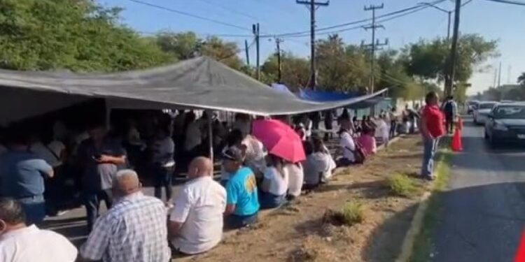Docentes en Tamaulipas paralizan clases en demanda de mejoras