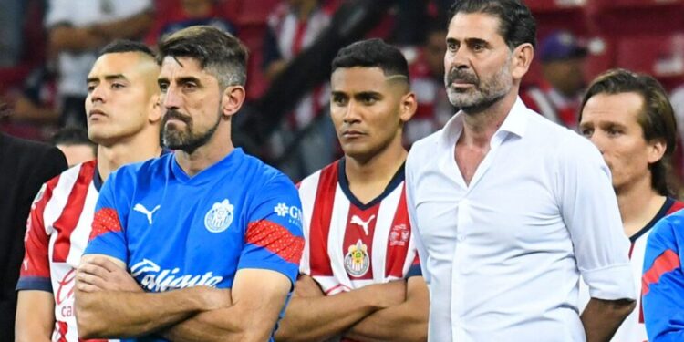 Fernando Hierro apoya a Paunovic tras tropiezo de Chivas en clásico nacional