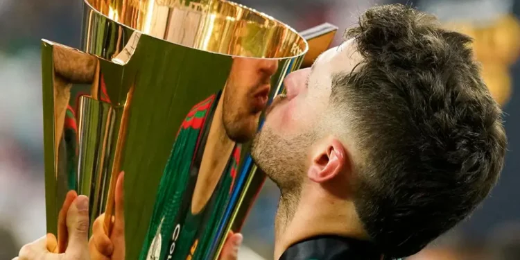 Santiago Giménez lidera, pero Lozano ve dura batalla en delantera del Tri