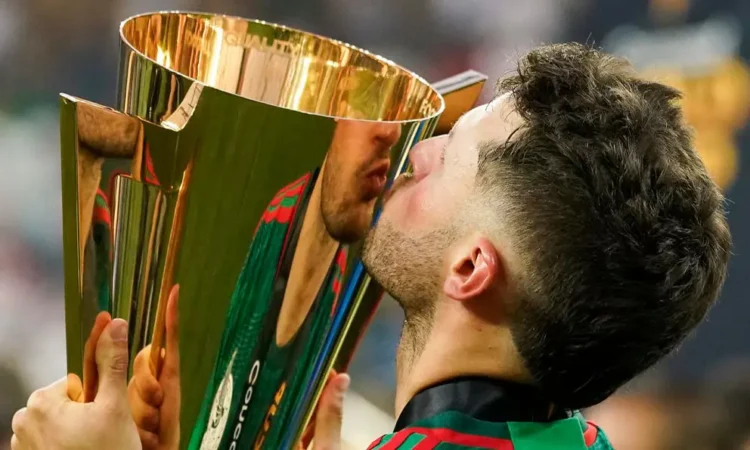 Santiago Giménez lidera, pero Lozano ve dura batalla en delantera del Tri