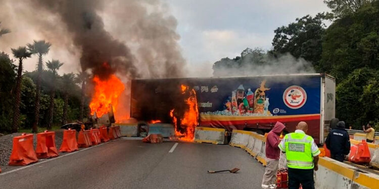 Cerrada Autopista México-Cuernavaca por accidente