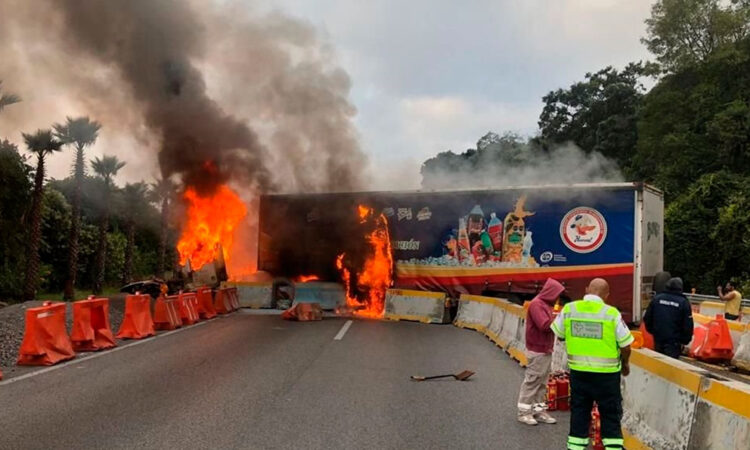 Cerrada Autopista México-Cuernavaca por accidente