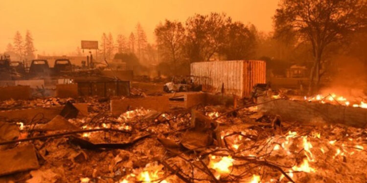 Incendio en sur de California provoca la evacuación de 4 mil personas