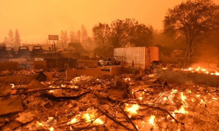 Incendio en sur de California provoca la evacuación de 4 mil personas