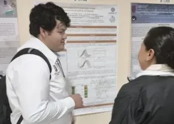Estudiante de la UAT destaca en encuentro sobre optoelectrónica