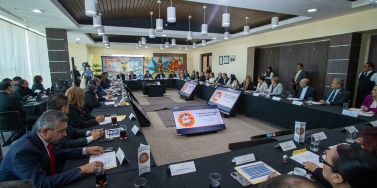 Se reúne el Rector Dámaso Anaya con el Colegio de Directores de la UAT