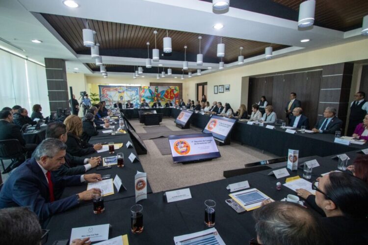 Se reúne el Rector Dámaso Anaya con el Colegio de Directores de la UAT