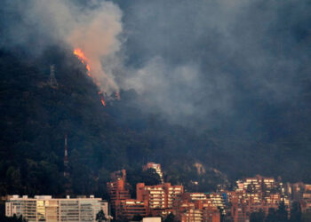 Incendio incontrolable se desata en cerros de Bogotá