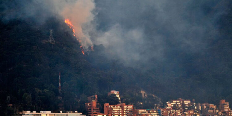 Incendio incontrolable se desata en cerros de Bogotá