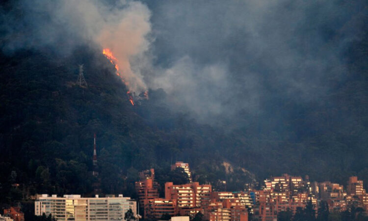 Incendio incontrolable se desata en cerros de Bogotá