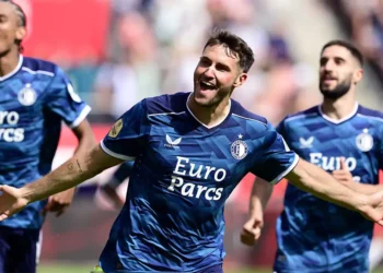 Santi Giménez en la lista de prioridades del Tottenham