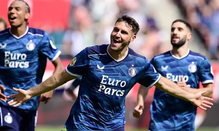 Santi Giménez en la lista de prioridades del Tottenham