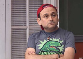 Lalo España revela que padece hipoacusia