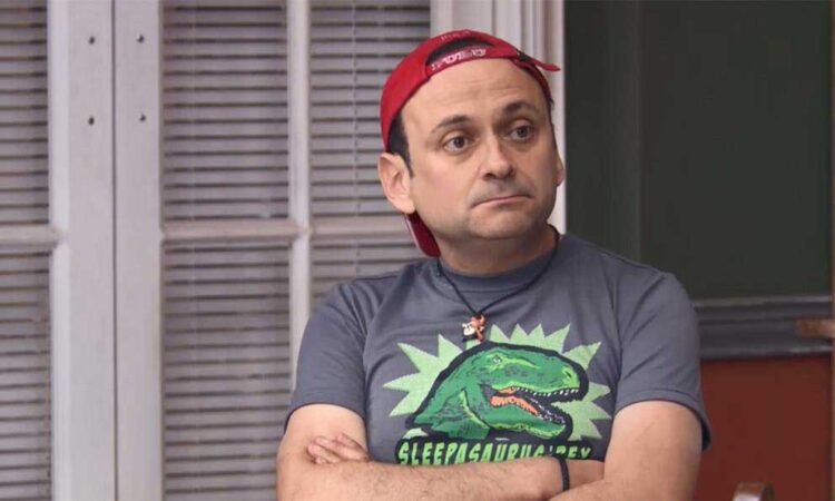 Lalo España revela que padece hipoacusia