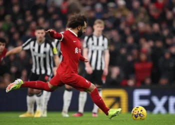 Salah deja al Liverpool líder