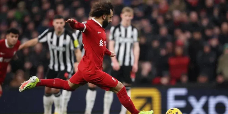 Salah deja al Liverpool líder