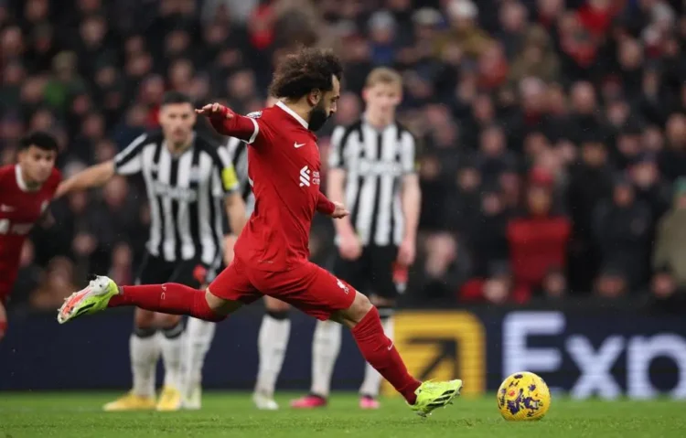 Salah deja al Liverpool líder